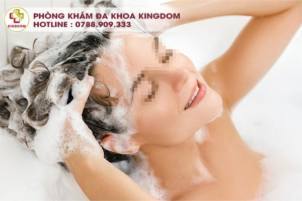 Tránh gội đầu mạnh và sử dụng dầu gội có tính tẩy rửa mạnh, dễ làm hư nang tóc